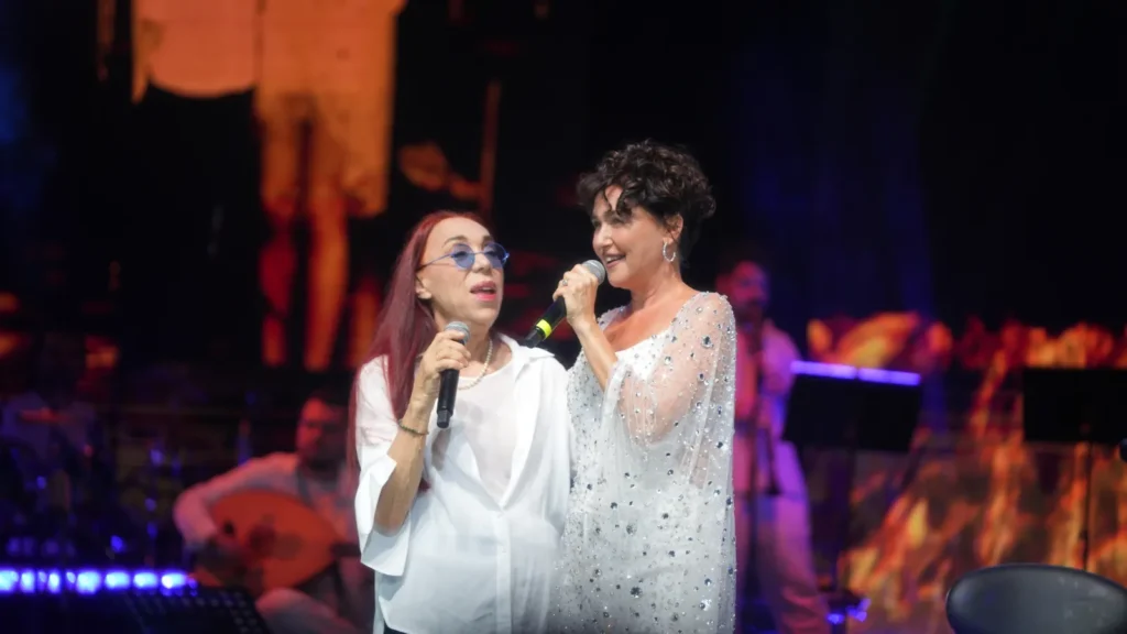 Harbiye’de Anne-Kız Buluşması: Şevval Sam Sahnede Leman Sam’la Düet Yaptı Leman Sam ve Şevval Sam Harbiye'de sahnede